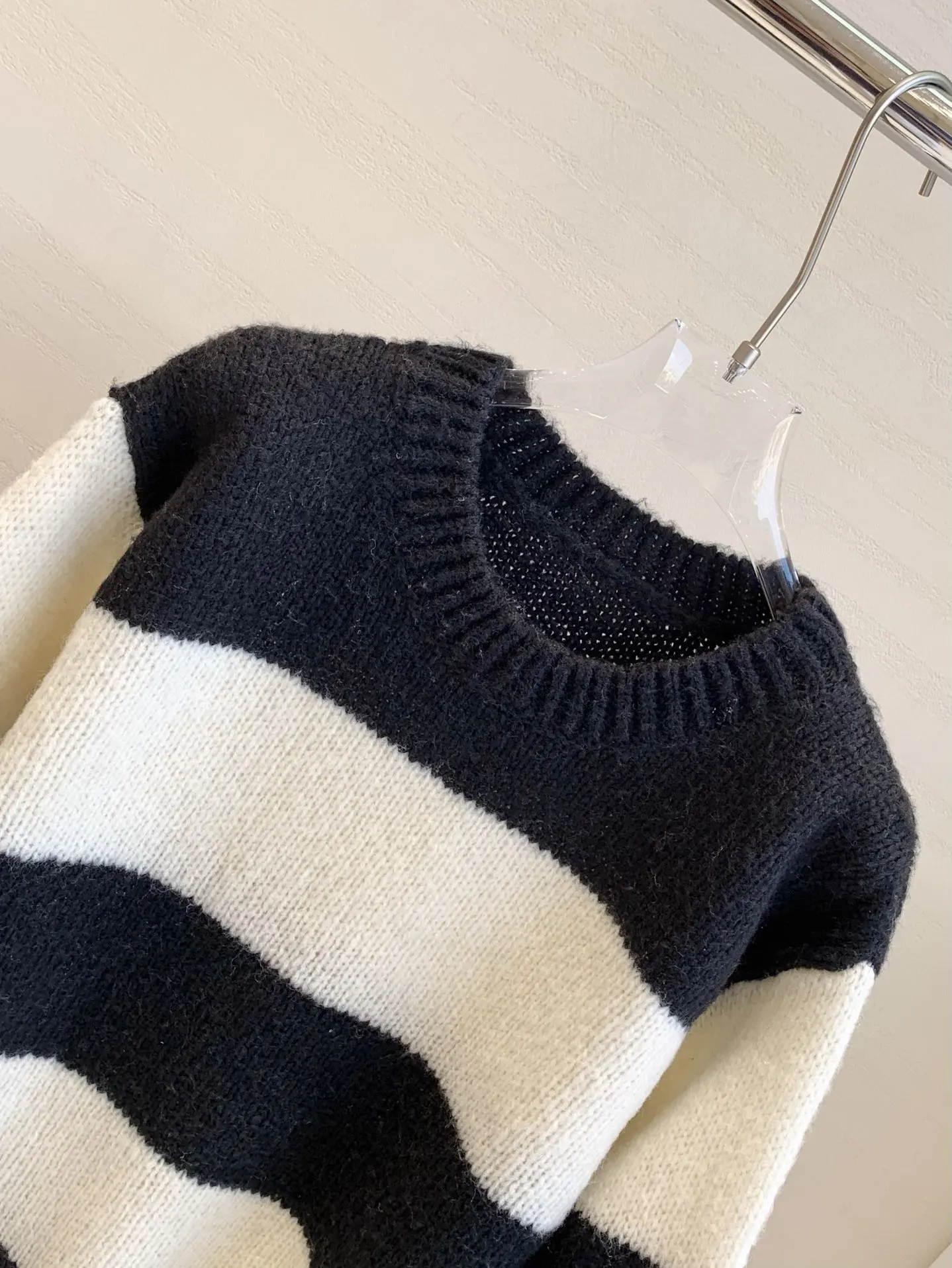 Новый высококачественный вязаный свитер в полоску с круглым вырезом и длинными рукавами для женщин
Новый высококачественный вязаный свитер в полоску с круглым вырезом и длинными рукавами для женщин