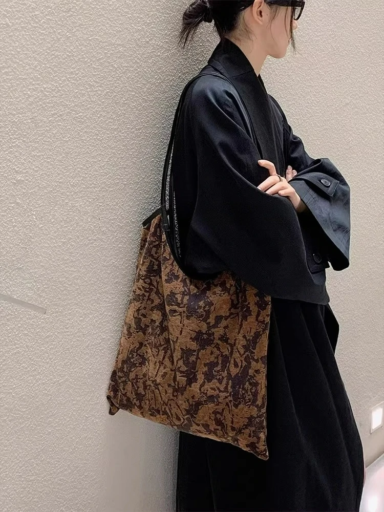 Korean Canvas Niche Design Travel Vacation Portable Large Capacity Commuting Tote Bag
Korean Canvas Niche Design Travel Vacation Portable Large Capacity Commuting Tote Bag