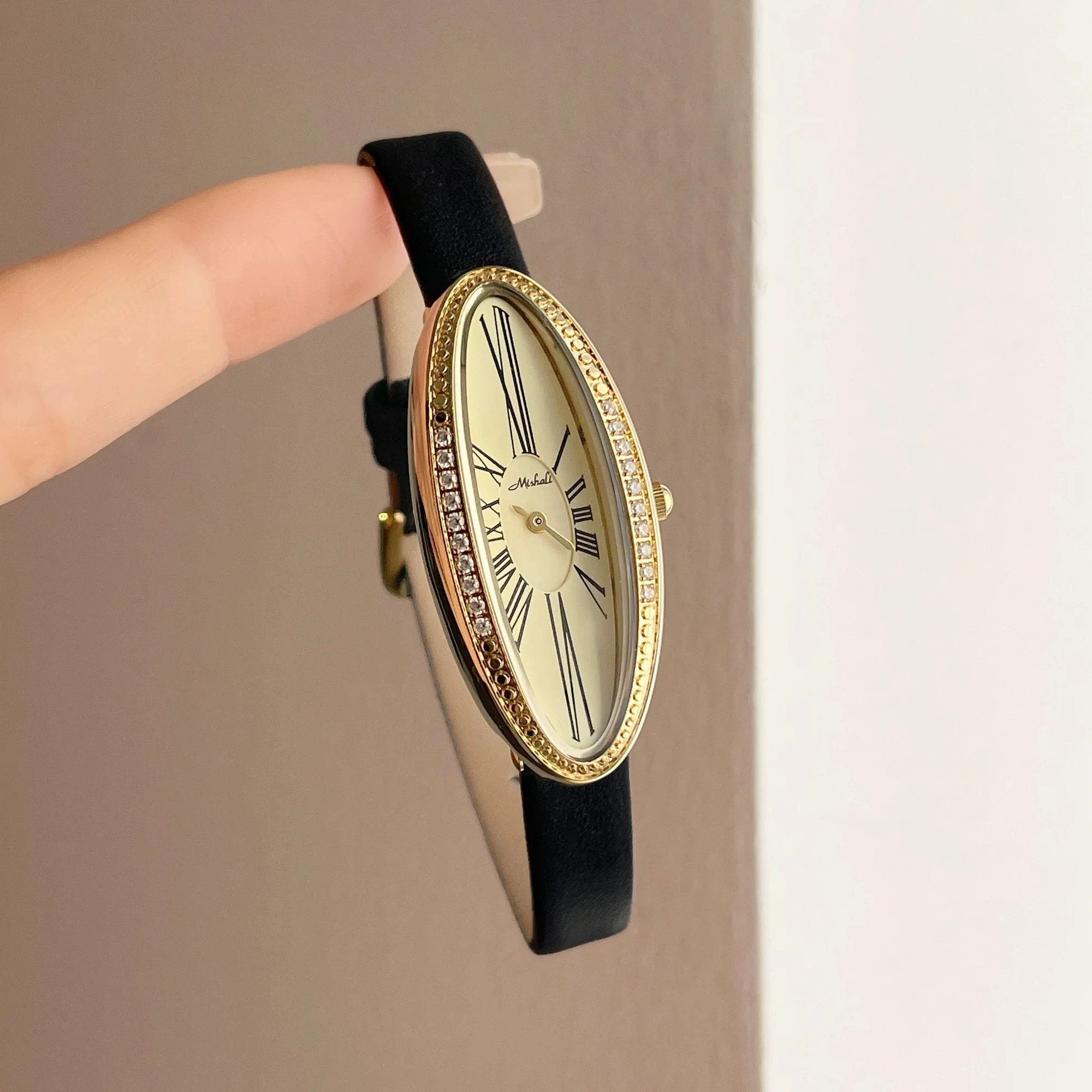 Temperament classic Elliptical with Rhinestone leather strap Quartz Watch For women's girl Student gift Women's accessories
Temperament classic Elliptical with Rhinestone leather strap Quartz Watch For women's girl Student gift Women's accessories