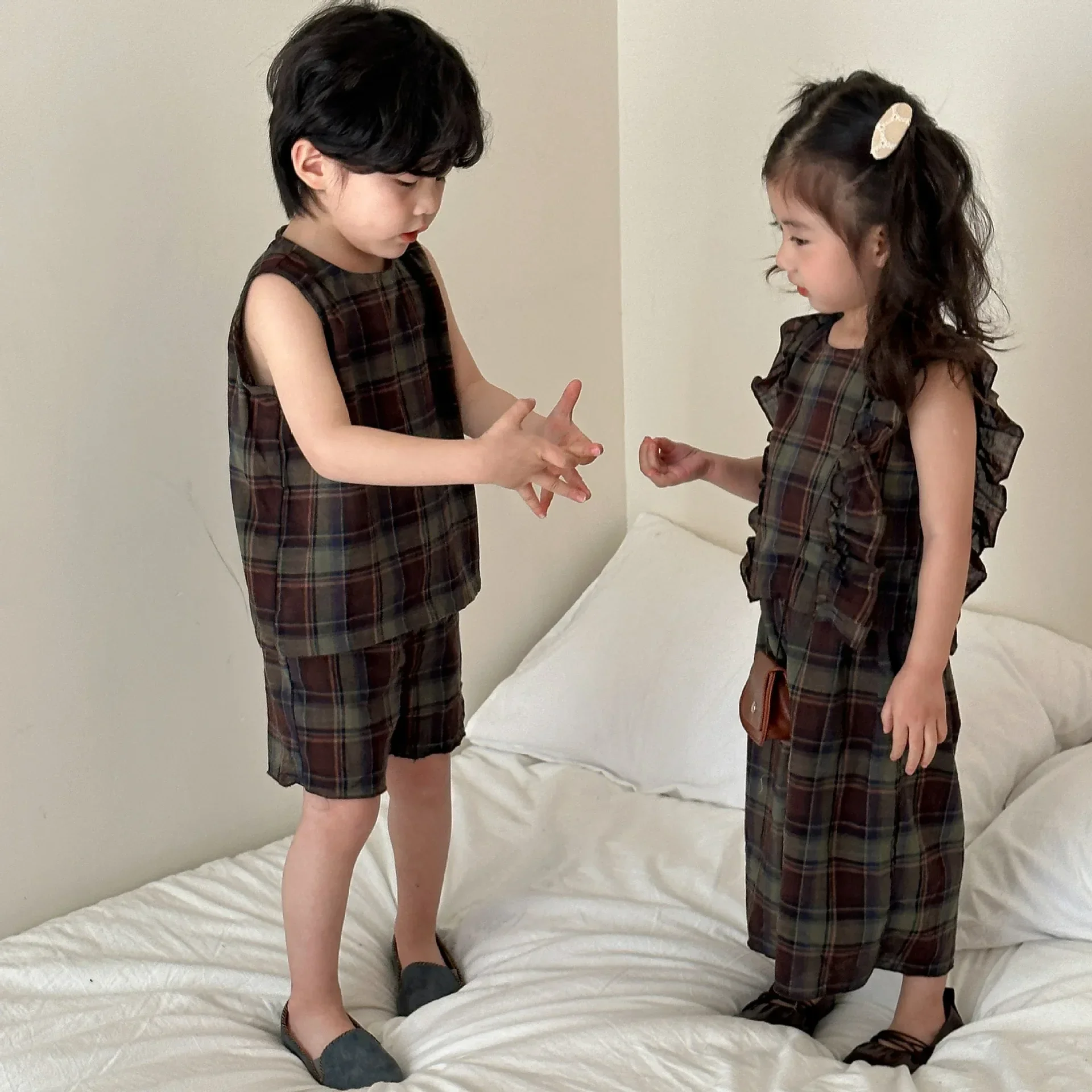 Girls lacework fashion vest and Nine-minute wide-leg pants Summer Siblings plaid clothes sets Boys thin cotton vest and shorts
Girls lacework fashion vest and Nine-minute wide-leg pants Summer Siblings plaid clothes sets Boys thin cotton vest and shorts