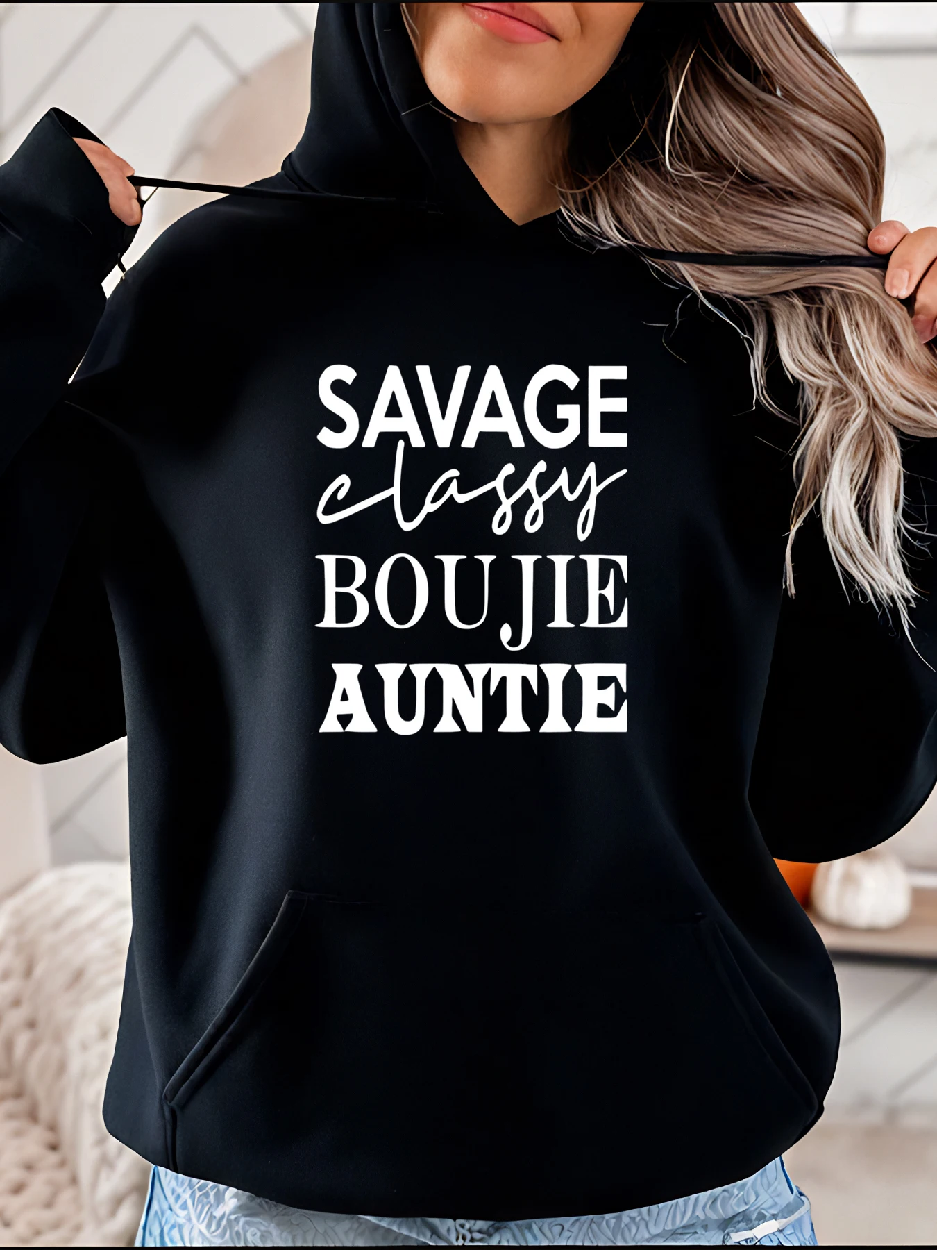 Savage Classy Boujie Auntie Толстовка с принтом в повседневном стиле Женская модная толстовка с передним карманом для повседневной носки
Savage Classy Boujie Auntie Толстовка с принтом в повседневном стиле Женская модная толстовка с передним карманом для повседневной носки