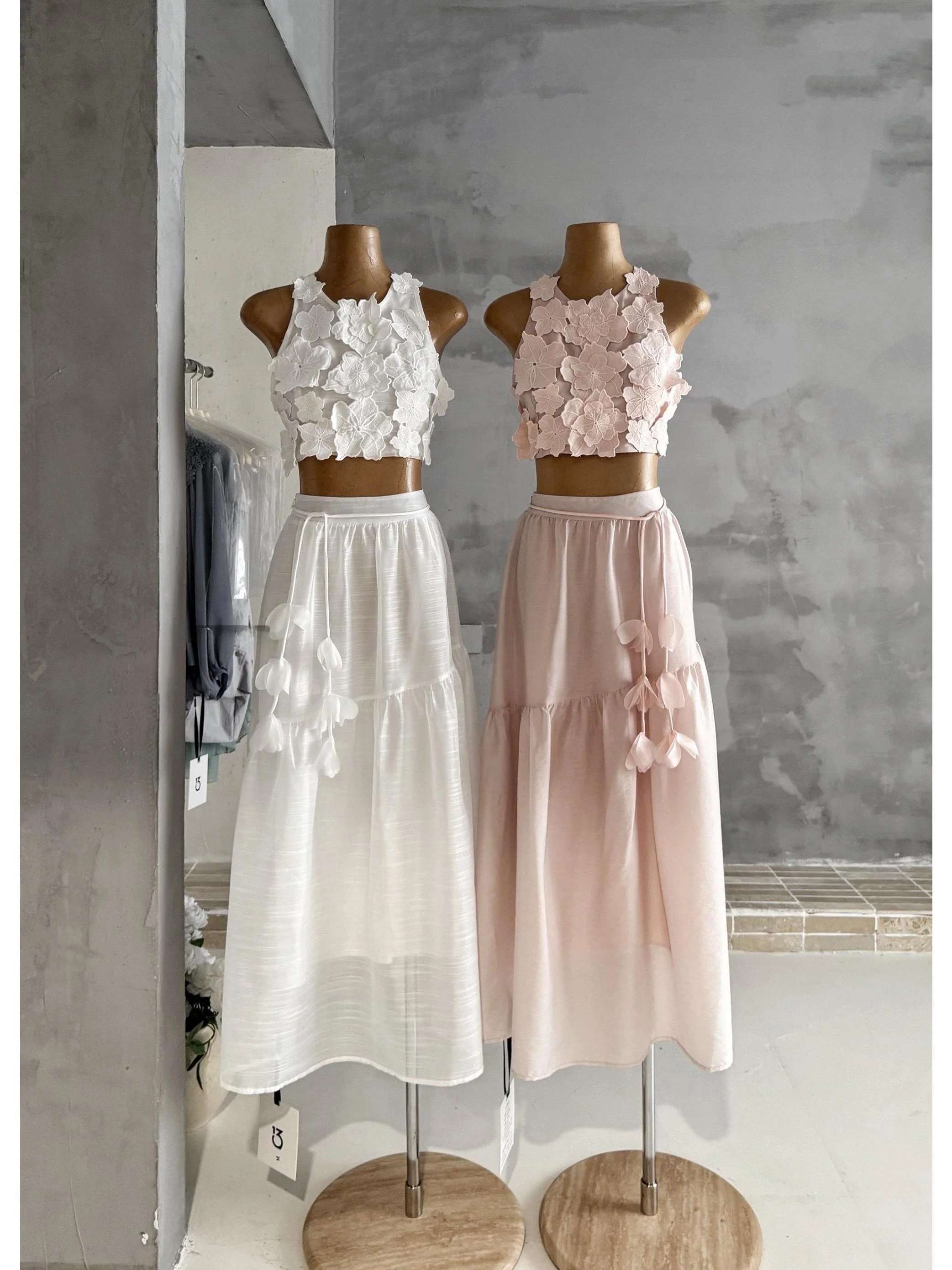 13Studio2026 Heavy Embroidery Short Sleeve Top And Halter Neck Skirt Set with Belt High Waist Floral Print Summer Fashion Wom...
13Studio2026 Heavy Embroidery Short Sleeve Top And Halter Neck Skirt Set with Belt High Waist Floral Print Summer Fashion Wom...