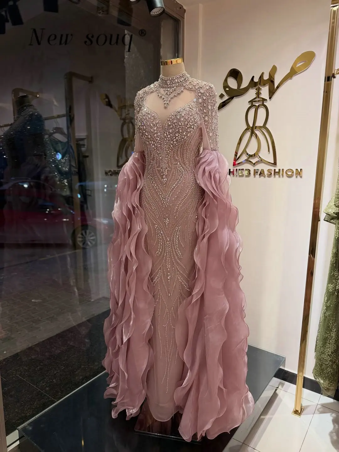 Pink Ruffles Long Sleeve Modest Muslim Evening Dresses 2026 Crystals Beaded Formal Straight Wedding Evening Gowns Customized
Pink Ruffles Long Sleeve Modest Muslim Evening Dresses 2026 Crystals Beaded Formal Straight Wedding Evening Gowns Customized
