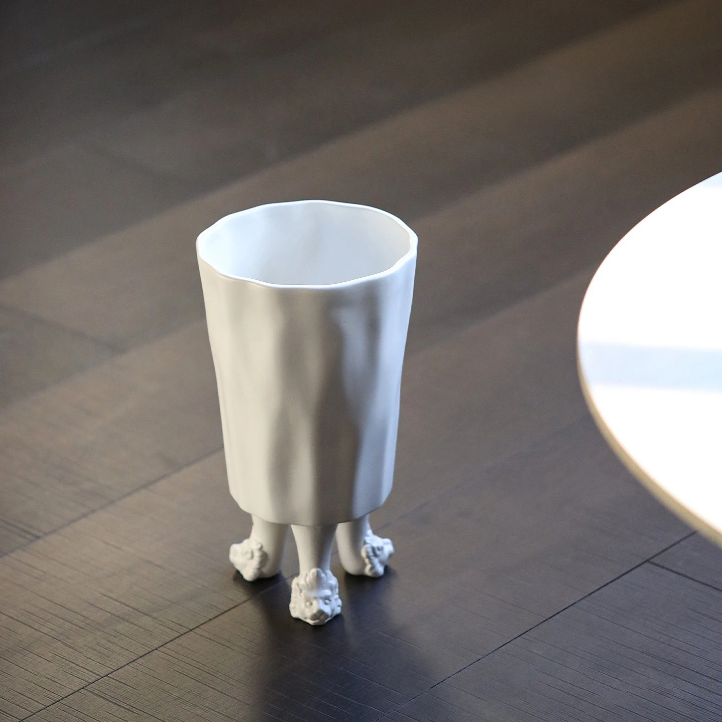 White Ceramic Vase Chinese Lion-shaped Three-legged Flowerpot Lion's Foot Flower Vases Porcelain Pot Home Decoration Accessories
White Ceramic Vase Chinese Lion-shaped Three-legged Flowerpot Lion's Foot Flower Vases Porcelain Pot Home Decoration Accessories