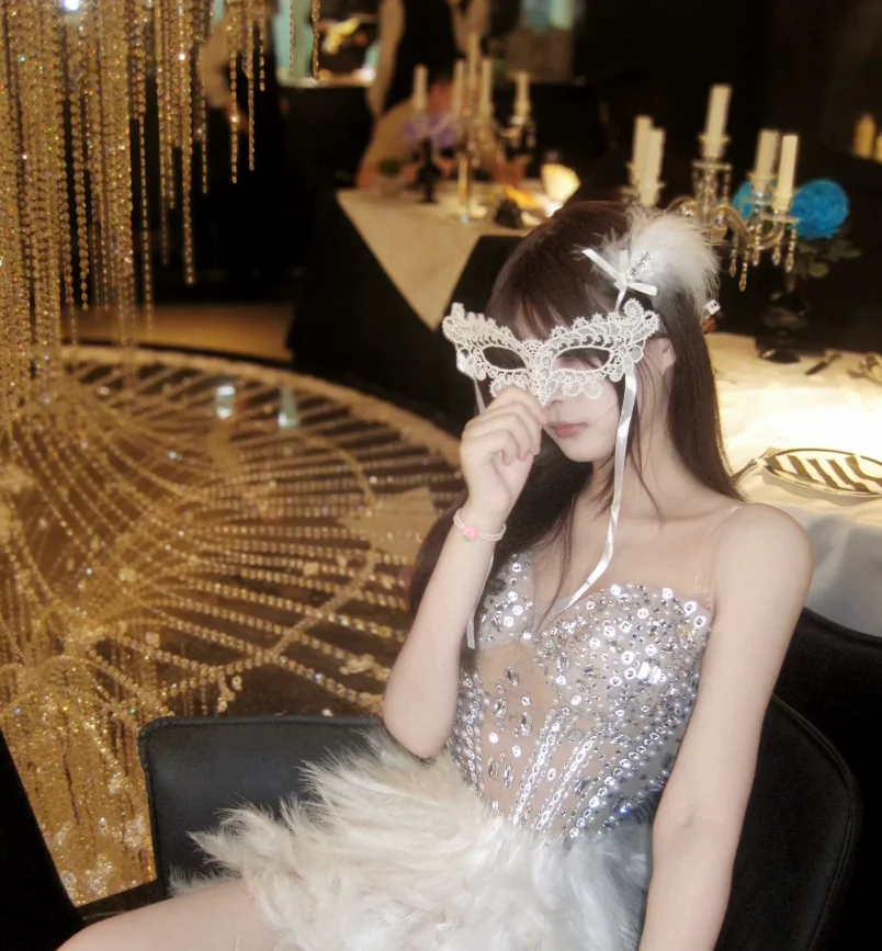 Women's Sexy Elegant Sparkly Rhinestone Feather Mesh Long Dress Evening Party Luxury Birthday Photo Shoot Performance Costume
Women's Sexy Elegant Sparkly Rhinestone Feather Mesh Long Dress Evening Party Luxury Birthday Photo Shoot Performance Costume