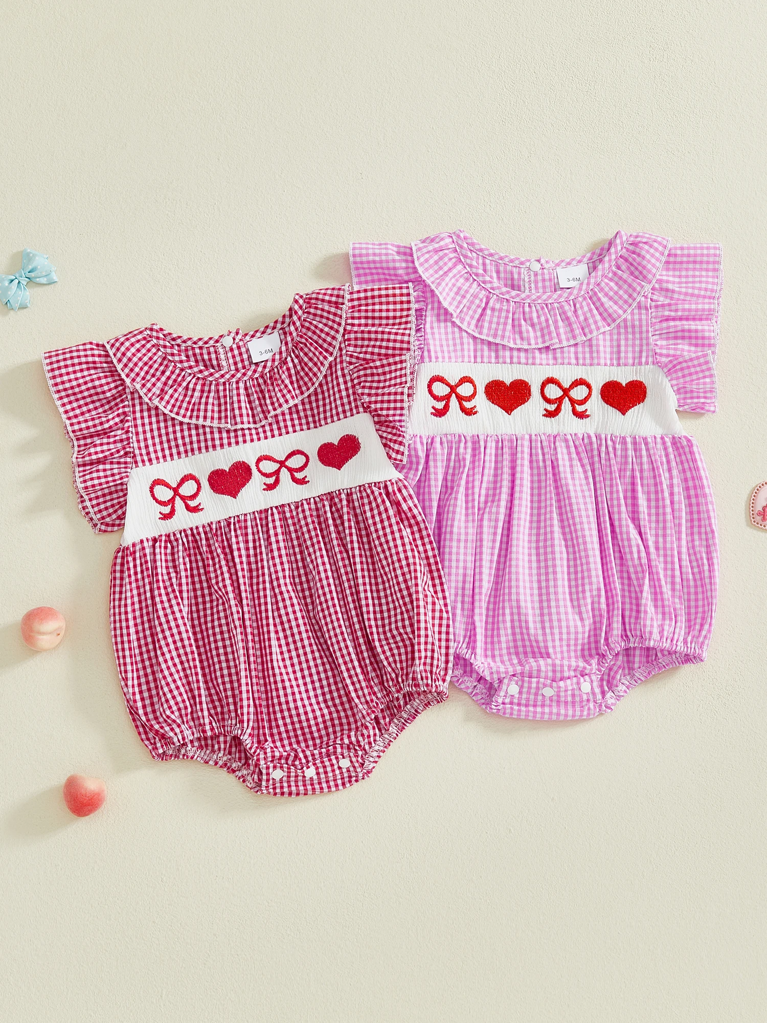 Наряд на День святого Валентина для маленьких девочек, комбинезон с принтом красного сердца, украшением в виде банта и развевающимися рукавами, очаровательная летняя одежда
Наряд на День святого Валентина для маленьких девочек, комбинезон с принтом красного сердца, украшением в виде банта и развевающимися рукавами, очаровательная летняя одежда