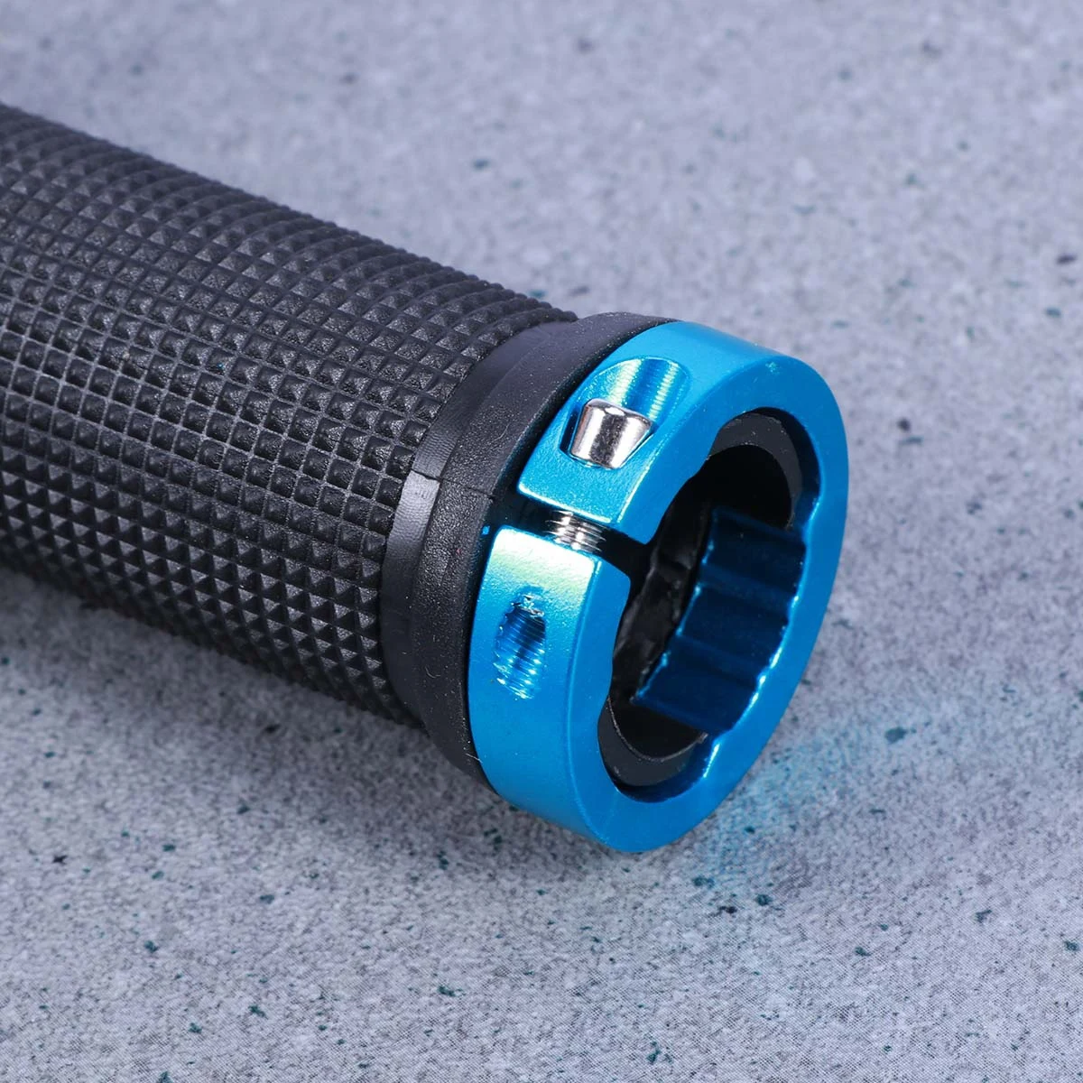Aluminum Alloy Handle Sleeve Set Antiskid Mountain Bike Grips Ergonomic Shock Resistant Fit Standard
Aluminum Alloy Handle Sleeve Set Antiskid Mountain Bike Grips Ergonomic Shock Resistant Fit Standard