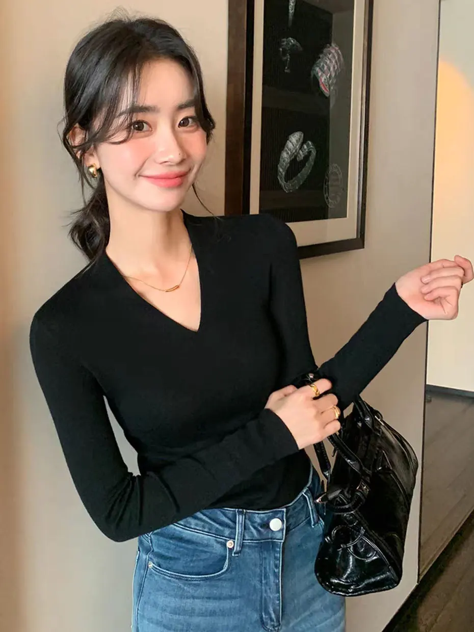 Elegant V-Neck Knitted Base Shirt Women's Autumn Winter Waist-Cinching Outerwear Luxury Top French Style Slim Fit Long Sleeve
Elegant V-Neck Knitted Base Shirt Women's Autumn Winter Waist-Cinching Outerwear Luxury Top French Style Slim Fit Long Sleeve