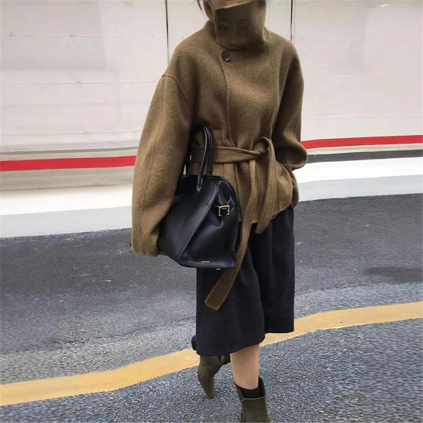 Двустороннее шерстяное пальто с высоким воротником, модная, свободная, с поясом, в стиле ретро, Long Sve, женская верхняя одежда на осень-зиму
Двустороннее шерстяное пальто с высоким воротником, модная, свободная, с поясом, в стиле ретро, Long Sve, женская верхняя одежда на осень-зиму