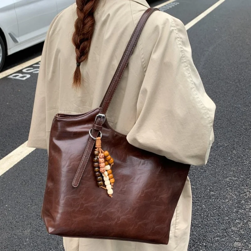 Luxury Designer Tote Bag For Women In Premium Leather With Structured Shape And Dual Handles
Luxury Designer Tote Bag For Women In Premium Leather With Structured Shape And Dual Handles