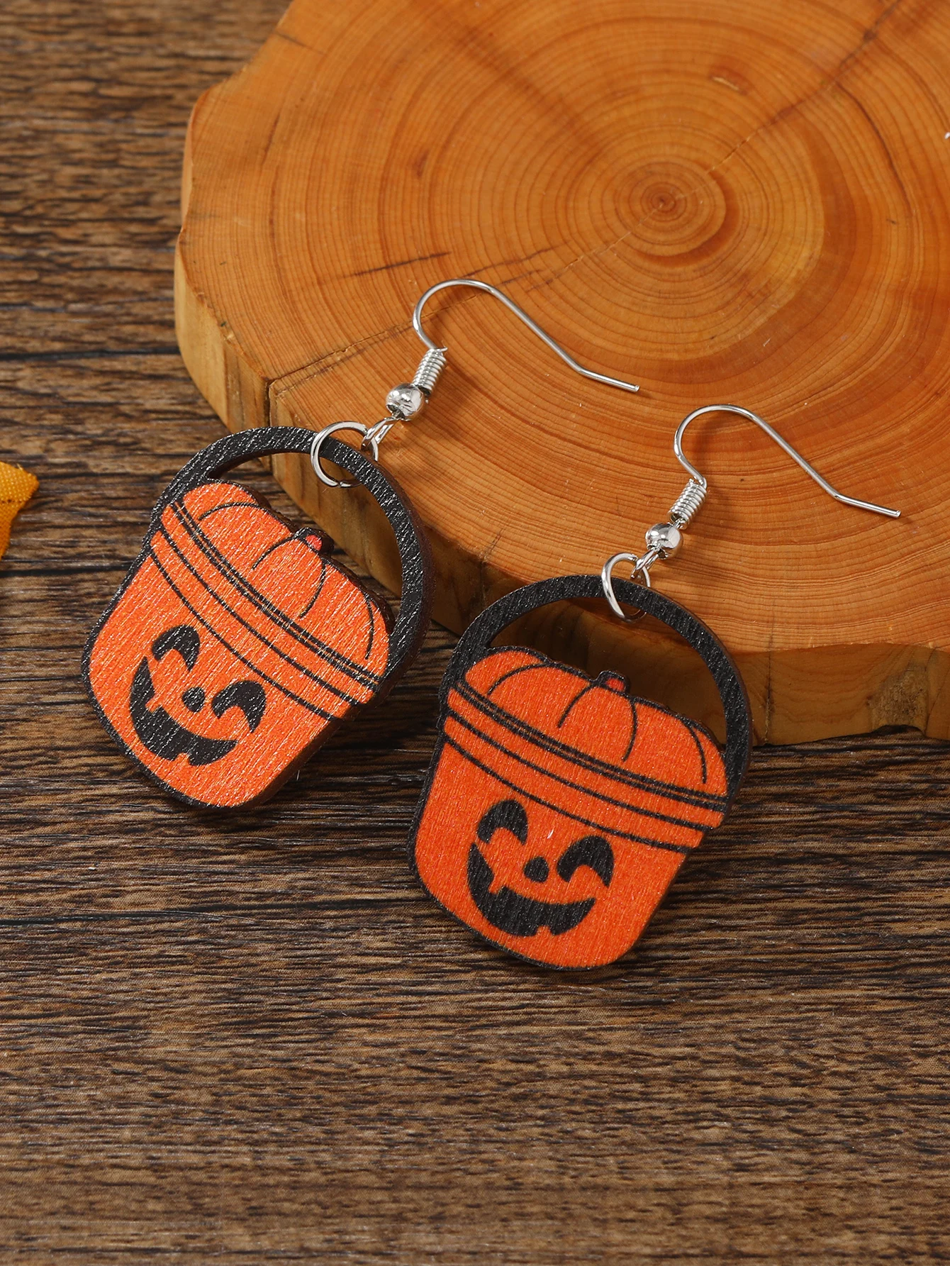 New Halloween jewelry Europe and the United States cross-border terror smiling face pumpkin portable basket wooden earrings
New Halloween jewelry Europe and the United States cross-border terror smiling face pumpkin portable basket wooden earrings