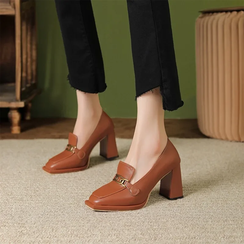 Versatile women's shoes 2024 new spring square toe British style retro single shoe metal buckle thick heel women's high heels
Versatile women's shoes 2024 new spring square toe British style retro single shoe metal buckle thick heel women's high heels