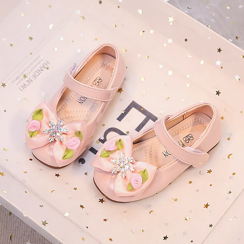 2025 Summer New Girls' Leather Princess Shoes Fashion Pearl Bow Soft Sole Anti-Slip Children's Flat Shoes for Babies & Kids
2025 Summer New Girls' Leather Princess Shoes Fashion Pearl Bow Soft Sole Anti-Slip Children's Flat Shoes for Babies & Kids