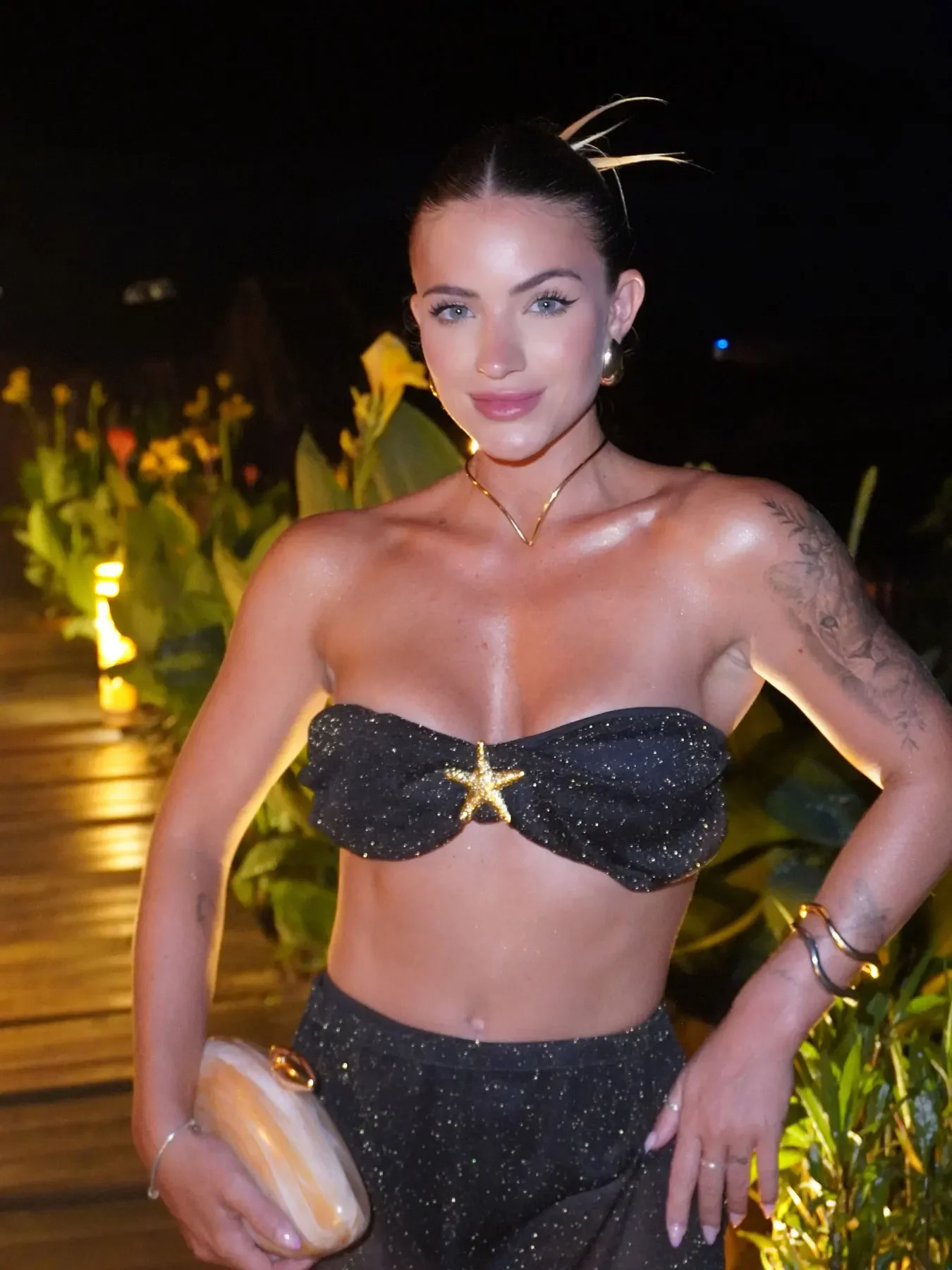 2025 Women's Glamorous Black Bandeau Bikini Set with Sheer Skirt Perfect for Beach Wear and Pool Parties Beach Styl
2025 Women's Glamorous Black Bandeau Bikini Set with Sheer Skirt Perfect for Beach Wear and Pool Parties Beach Styl