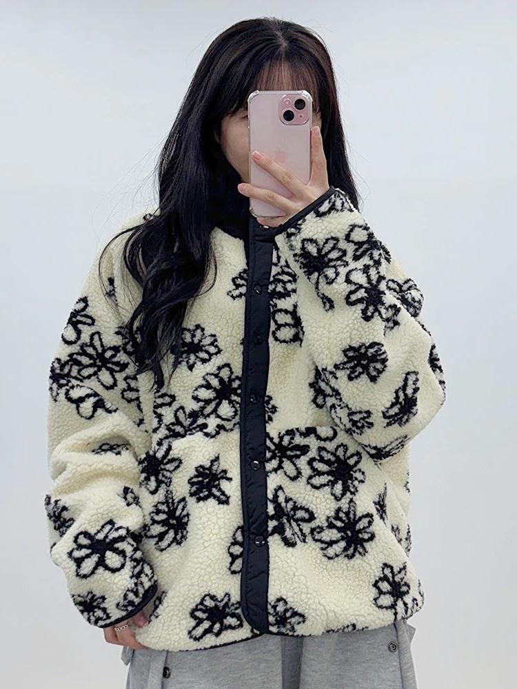 Ladies Thickened Lamb Fur Cotton Jacket Loose Winter Coat Flower Print Inner Warm Reversible Cotton Top for Commute
Ladies Thickened Lamb Fur Cotton Jacket Loose Winter Coat Flower Print Inner Warm Reversible Cotton Top for Commute