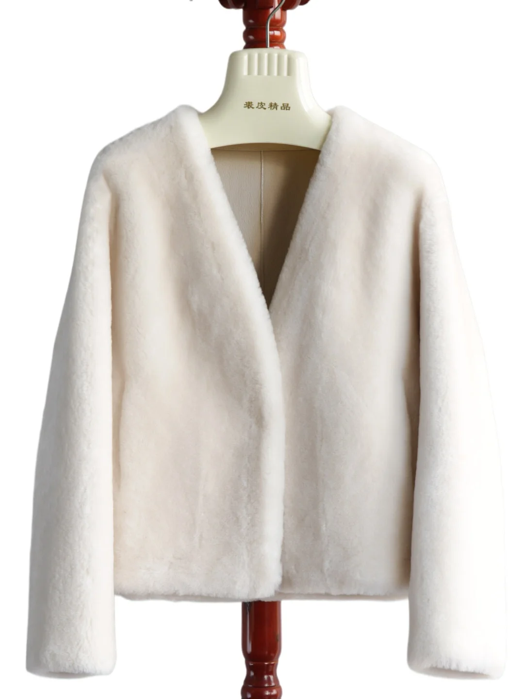 In 2025, import Australian merino shearling fur integrated fur jacket simple V-neck cropped fur coat
In 2025, import Australian merino shearling fur integrated fur jacket simple V-neck cropped fur coat
