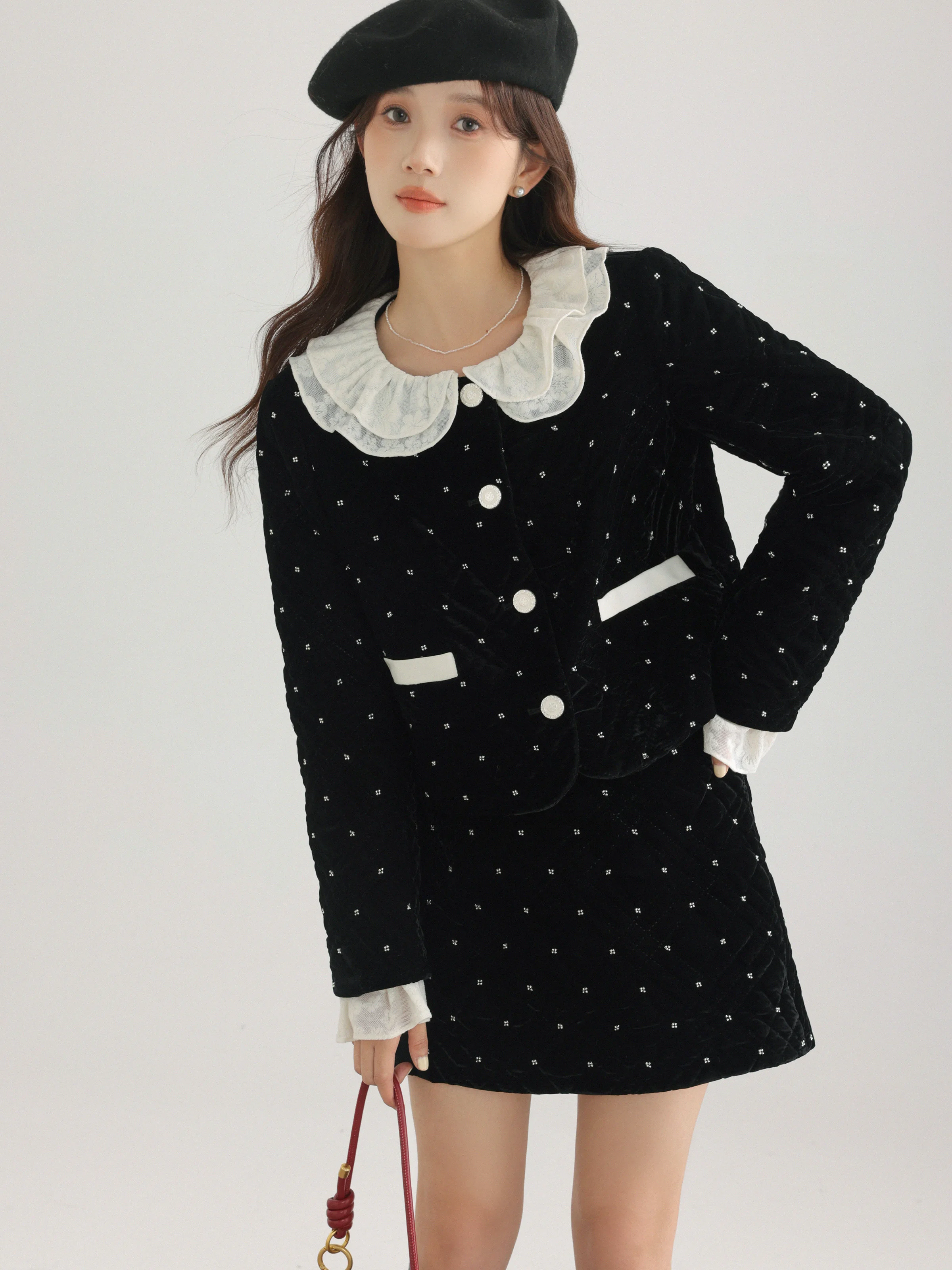 Vintage-Inspired Velvet Two-Piece Set with Lace-Trimmed Peter Pan Collar Jacket and High-Waisted A-Line Skirt for Winter Chic
Vintage-Inspired Velvet Two-Piece Set with Lace-Trimmed Peter Pan Collar Jacket and High-Waisted A-Line Skirt for Winter Chic