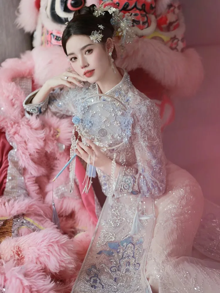 New blue wedding dress Chinese-style bride's light-colored dragon and phoenix gown toasting
New blue wedding dress Chinese-style bride's light-colored dragon and phoenix gown toasting