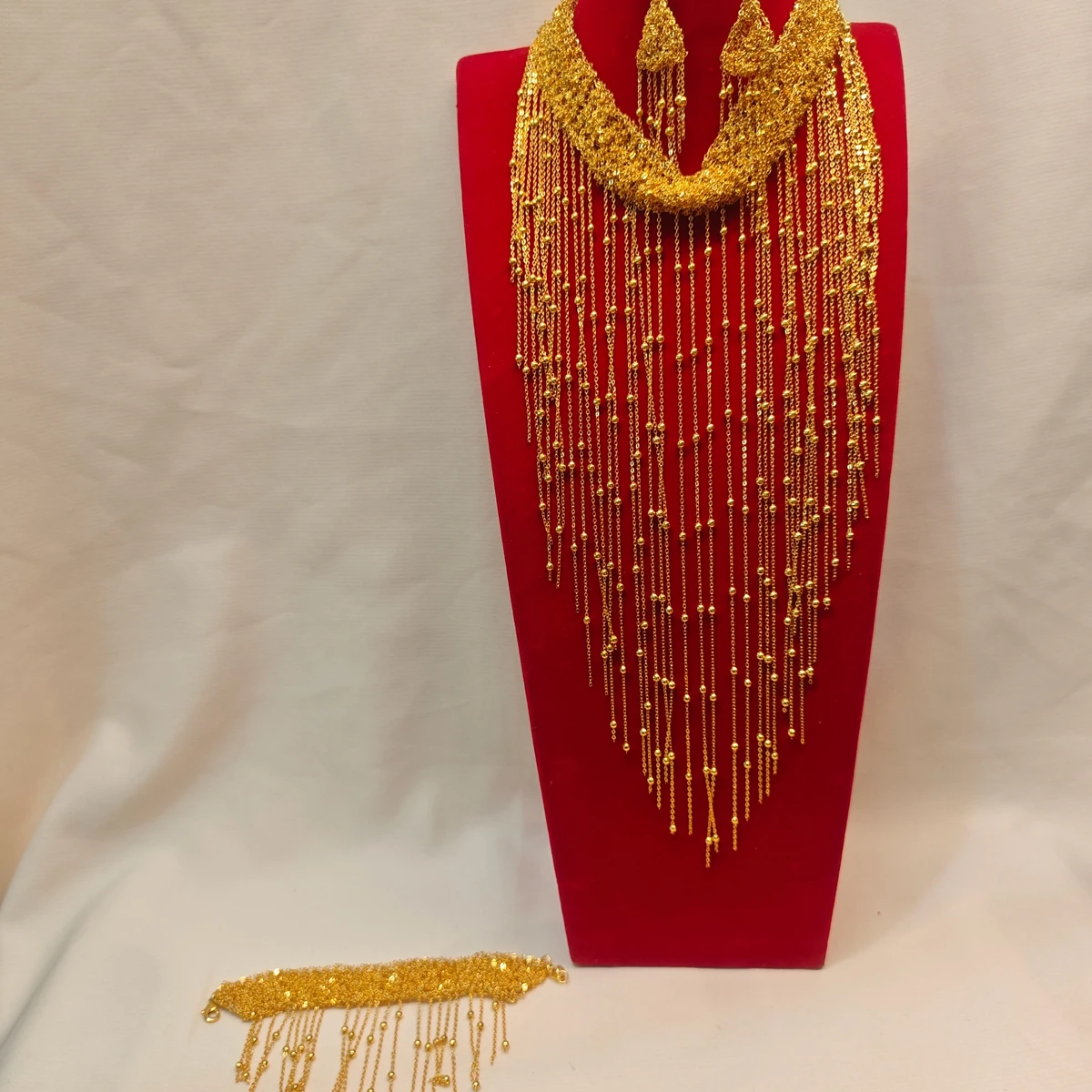 New EU Dubai Fashion High-End 24K Gold Plated Necklace Earrings Bracelet Delicate Engagement Party Jewelry Set for Lover
New EU Dubai Fashion High-End 24K Gold Plated Necklace Earrings Bracelet Delicate Engagement Party Jewelry Set for Lover