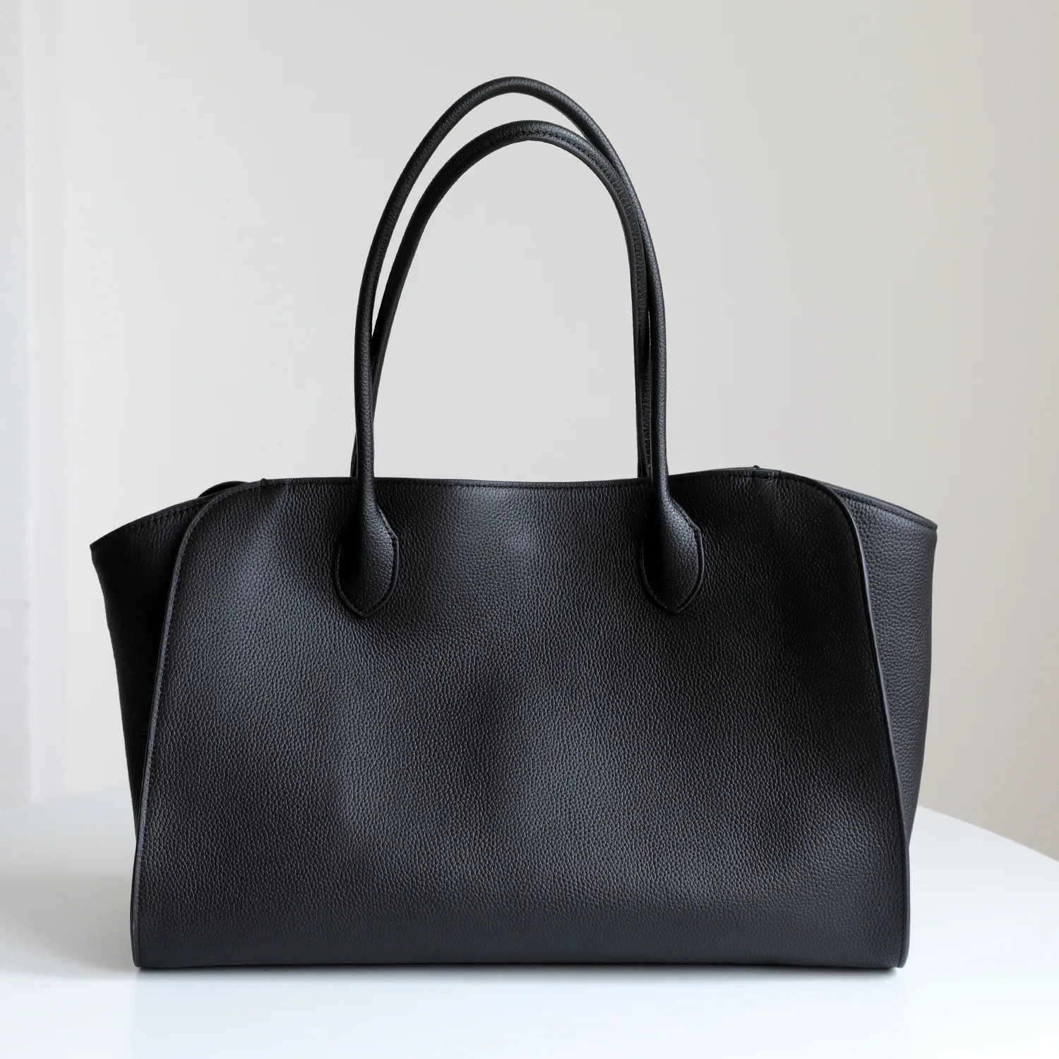 Genuine leather TOT bag 2025 new niche design top layer cowhide minimalist style high quality underarm bag fashion lady handbag
Genuine leather TOT bag 2025 new niche design top layer cowhide minimalist style high quality underarm bag fashion lady handbag