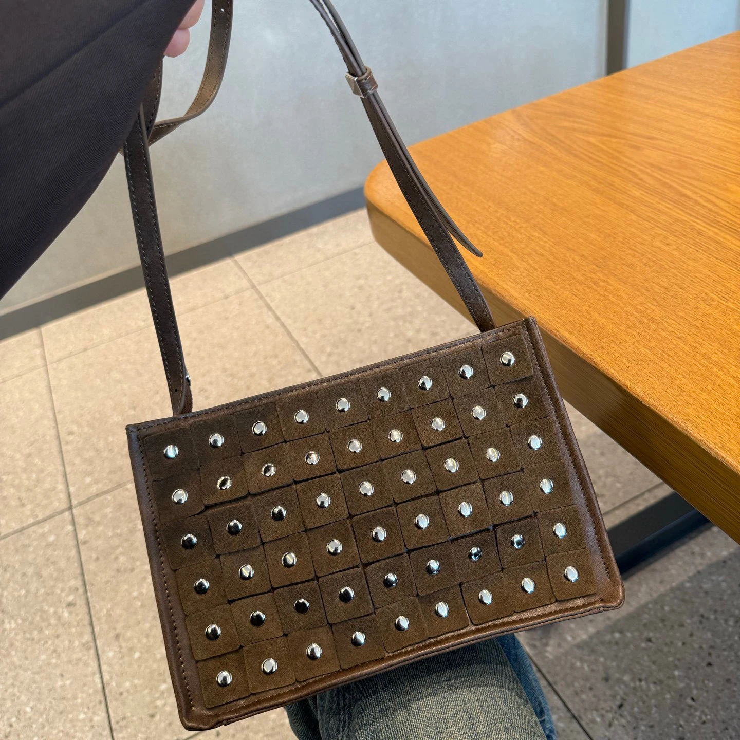 Замшевая сумка-конверт с заклепками, новинка 2025, нишевый дизайн, ручная работа, винтажная модная женская сумка через плечо на одно плечо y2k 
Замшевая сумка-конверт с заклепками, новинка 2025, нишевый дизайн, ручная работа, винтажная модная женская сумка через плечо на одно плечо y2k