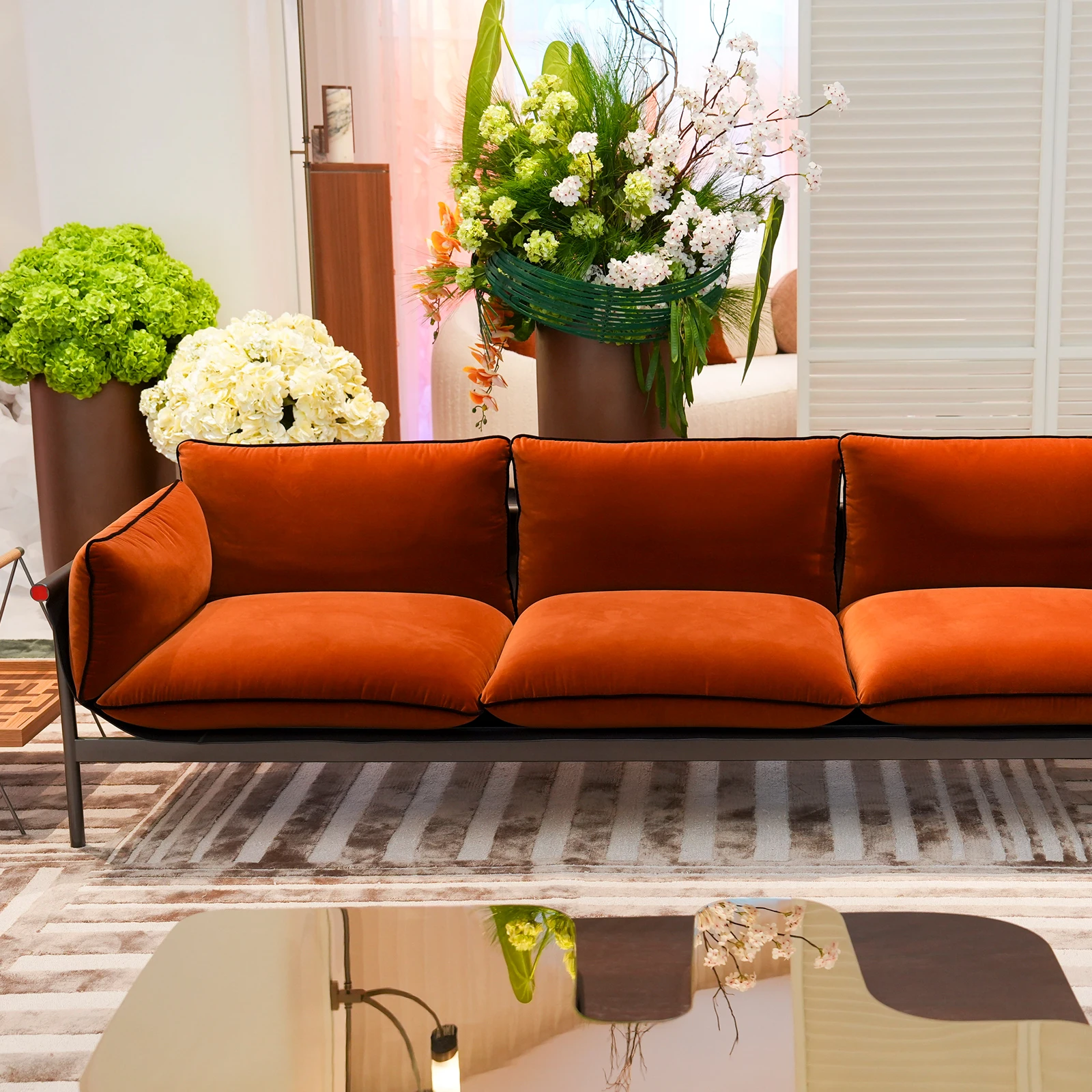 #High End Upholstered Velvet Sofa With Metal Frame Comfortable Cushion Modern Living Room Furniture for Villa Apartment
#High End Upholstered Velvet Sofa With Metal Frame Comfortable Cushion Modern Living Room Furniture for Villa Apartment