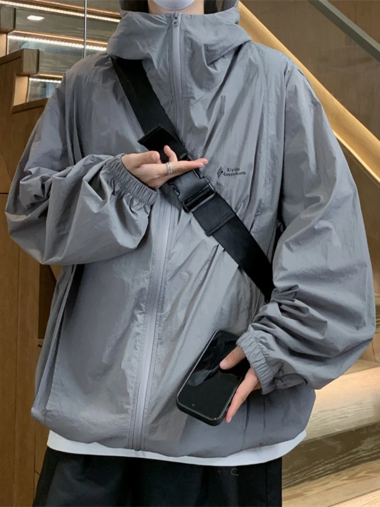 Мужская летняя тонкая одежда из ледяного шелка с защитой от УФ-излучения UPF50, быстросохнущая, свободного кроя, модная повседневная верхняя одежда с защитой от ультрафиолета
Мужская летняя тонкая одежда из ледяного шелка с защитой от УФ-излучения UPF50, быстросохнущая, свободного кроя, модная повседневная верхняя одежда с защитой от ультрафиолета