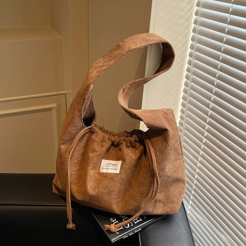 Flannelette Bundle Mouth Large Bag Women New Fashion Retro Large Capacity Leisure Lightweight Commuter Shoulder Bag
Flannelette Bundle Mouth Large Bag Women New Fashion Retro Large Capacity Leisure Lightweight Commuter Shoulder Bag