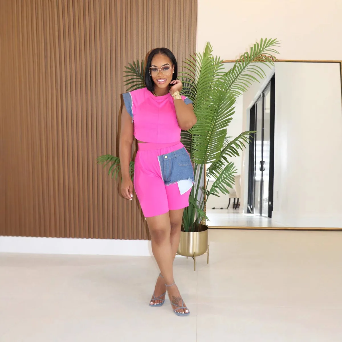 Summer Fashion Denim Splicing Two Piece Set Women Round Neck Sleeveless Short Top Shorts Casual Two Piece Set
Summer Fashion Denim Splicing Two Piece Set Women Round Neck Sleeveless Short Top Shorts Casual Two Piece Set