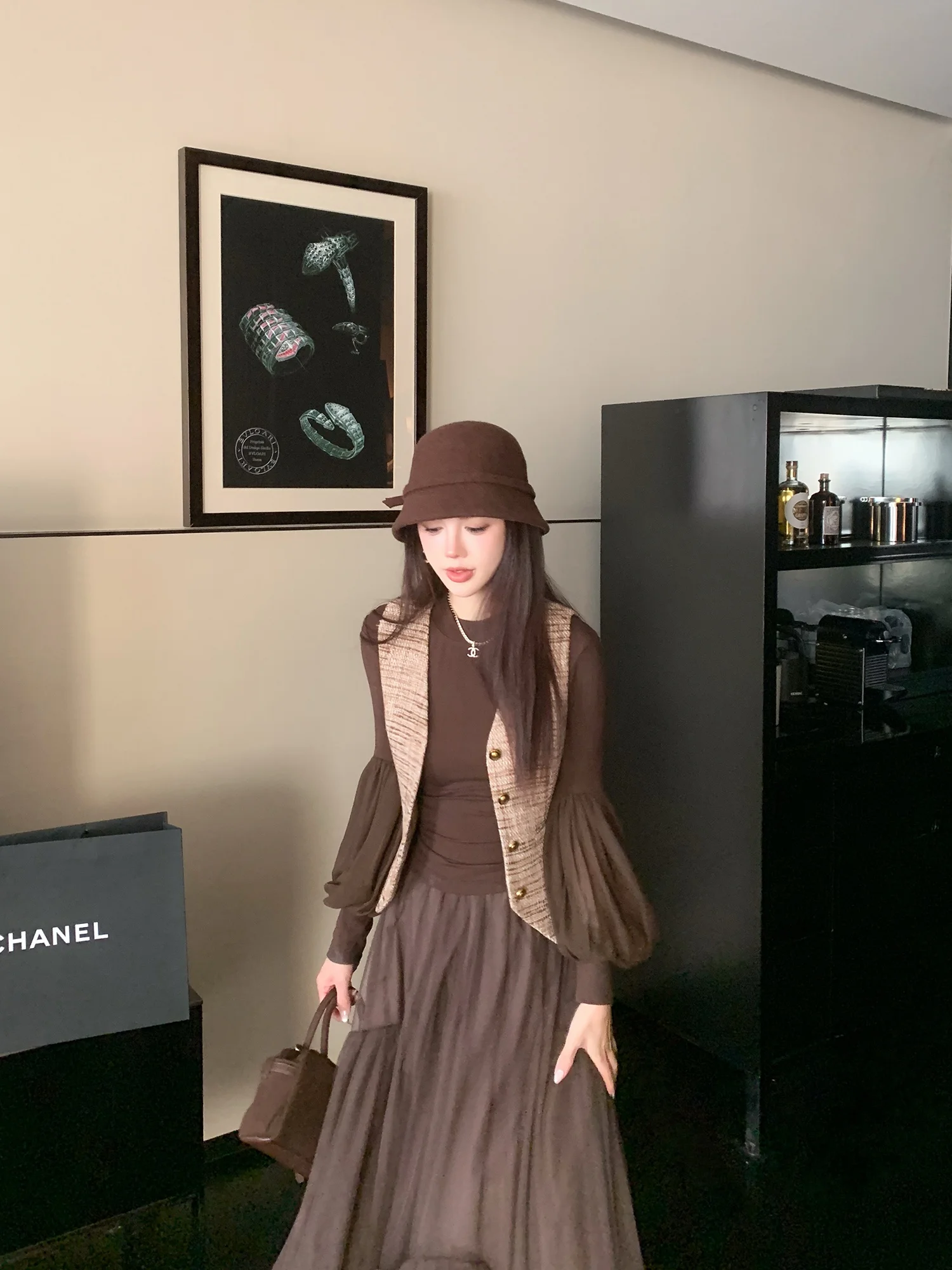 Женская майка LADIESFIRST Svel с V-образным вырезом, утягивающая, универсальная, из полиэстера, весна 2026, модный оригинальный дизайн, женская верхняя одежда
Женская майка LADIESFIRST Svel с V-образным вырезом, утягивающая, универсальная, из полиэстера, весна 2026, модный оригинальный дизайн, женская верхняя одежда