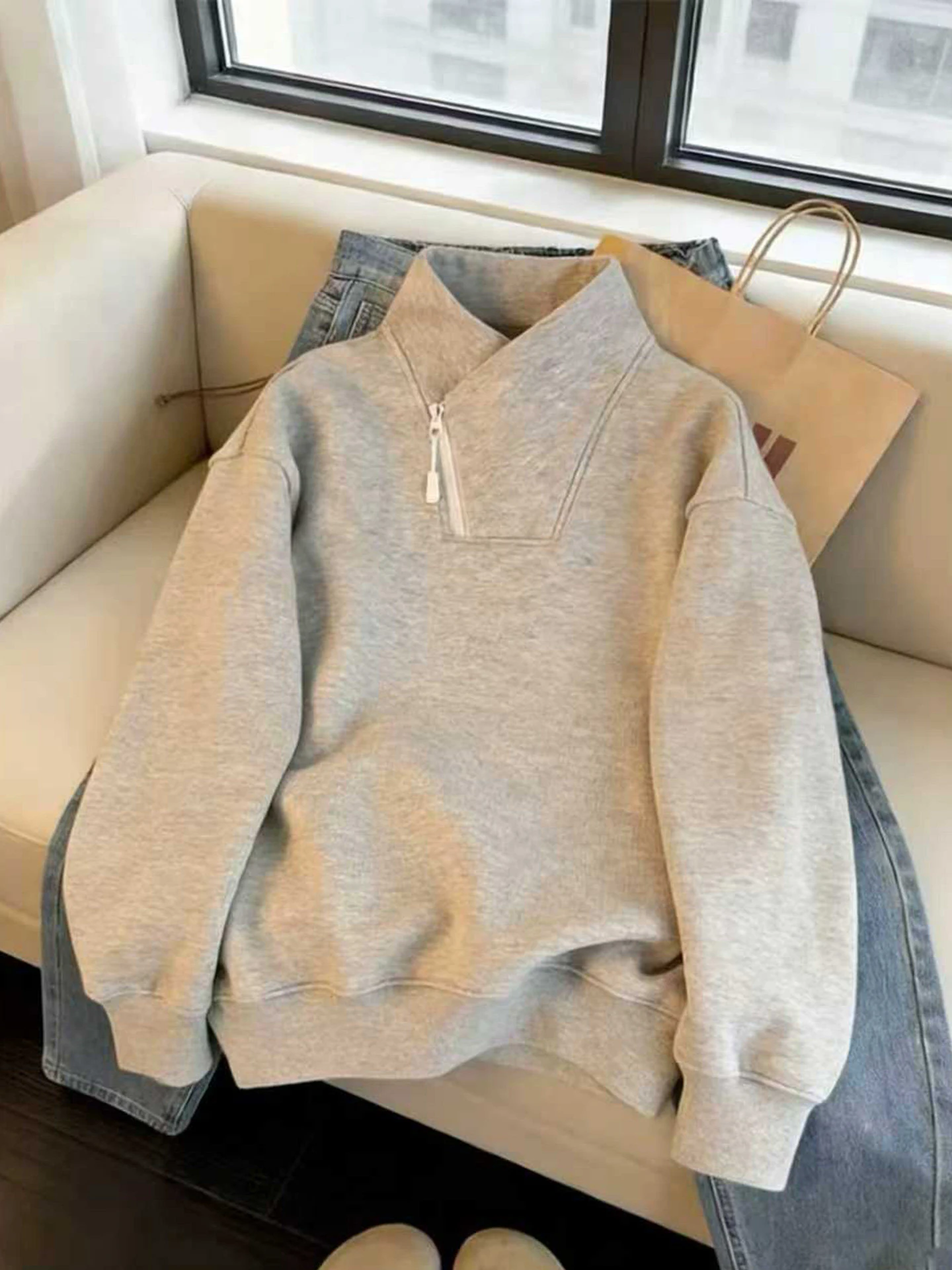 Мужская зимняя толстовка в американском стиле с длинным рукавом, воротником-стойкой и дизайнерским кроем плеч, повседневная, для ношения под одеждой
Мужская зимняя толстовка в американском стиле с длинным рукавом, воротником-стойкой и дизайнерским кроем плеч, повседневная, для ношения под одеждой