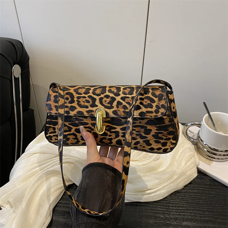 Новинка 2025, винтажная женская сумка подмышки с леопардовым принтом, кошелек на плечо с замком, шикарная сумка через плечо в стиле ретро, текстурированная стильная сумка
Новинка 2025, винтажная женская сумка подмышки с леопардовым принтом, кошелек на плечо с замком, шикарная сумка через плечо в стиле ретро, текстурированная стильная сумка