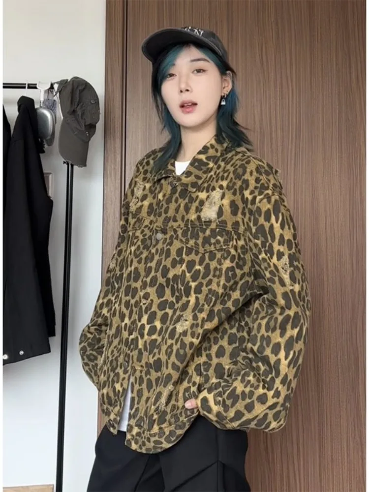 Ретро-джинсовая куртка в американском стиле с леопардовым принтом, мужская, весна-осень, с отложным воротником, верхняя одежда для пар, создающая особую атмосферу.
Ретро-джинсовая куртка в американском стиле с леопардовым принтом, мужская, весна-осень, с отложным воротником, верхняя одежда для пар, создающая особую атмосферу.