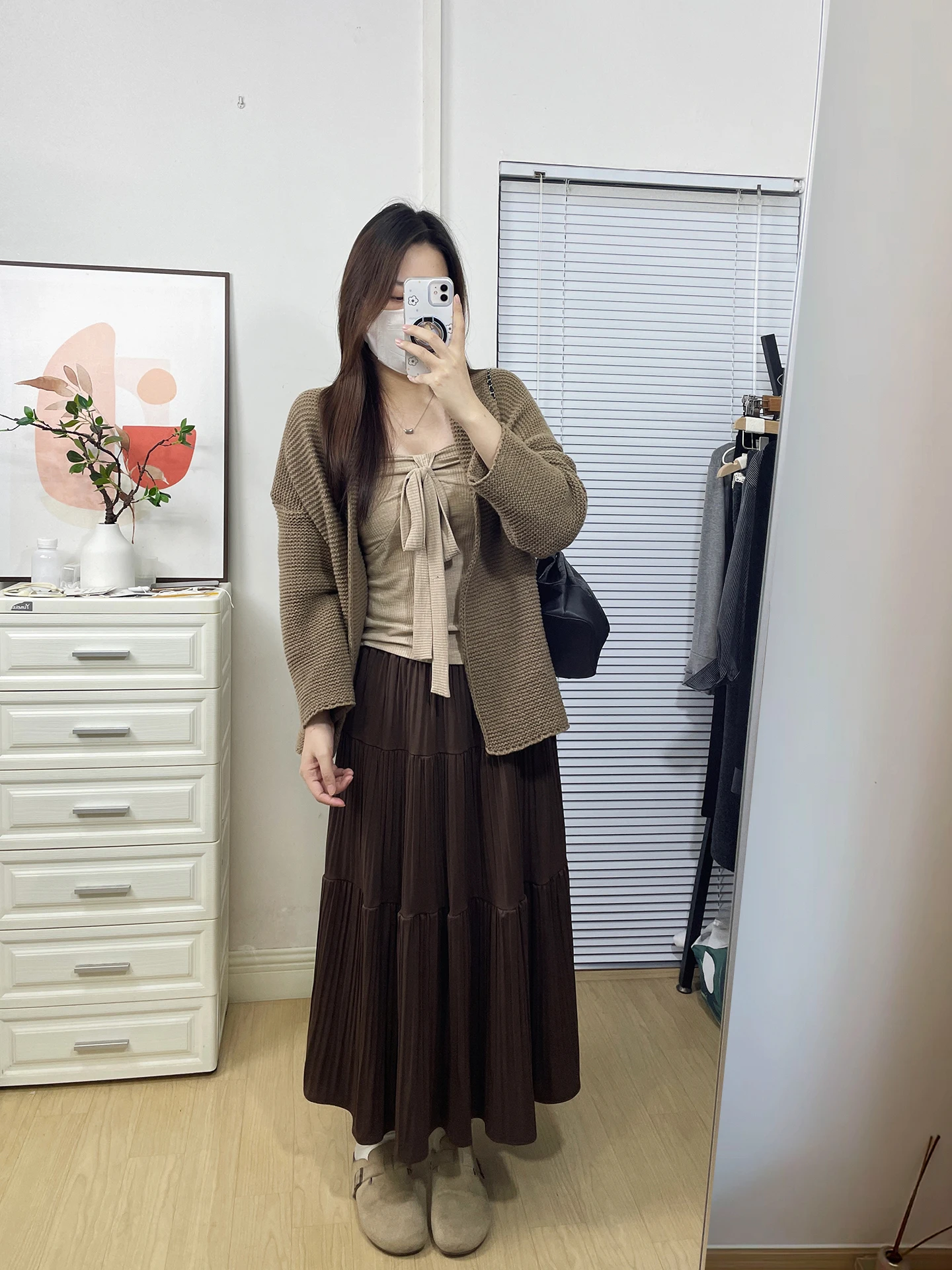 Комплект из трех предметов для женщин больших размеров: свитер-кардиган, плиссированная длинная юбка, эластичный топ с V-образным вырезом, свободный крой.
Комплект из трех предметов для женщин больших размеров: свитер-кардиган, плиссированная длинная юбка, эластичный топ с V-образным вырезом, свободный крой.