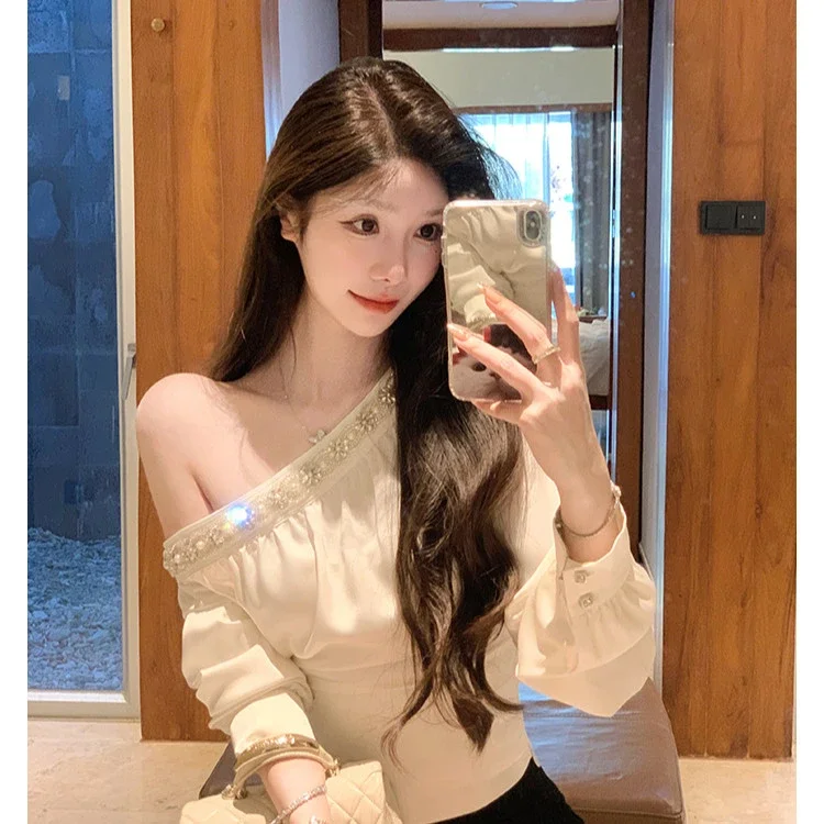 Новогодняя французская рубашка с открытыми плечами Hot Diamond, сексуальный атласный топ для женщин
Новогодняя французская рубашка с открытыми плечами Hot Diamond, сексуальный атласный топ для женщин