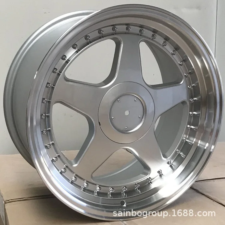 Подходит для F991529 18-дюймовый 5x112 5x120 Shengbo, модифицированный автомобильный обод из алюминиевого сплава. 
Подходит для F991529 18-дюймовый 5x112 5x120 Shengbo, модифицированный автомобильный обод из алюминиевого сплава.