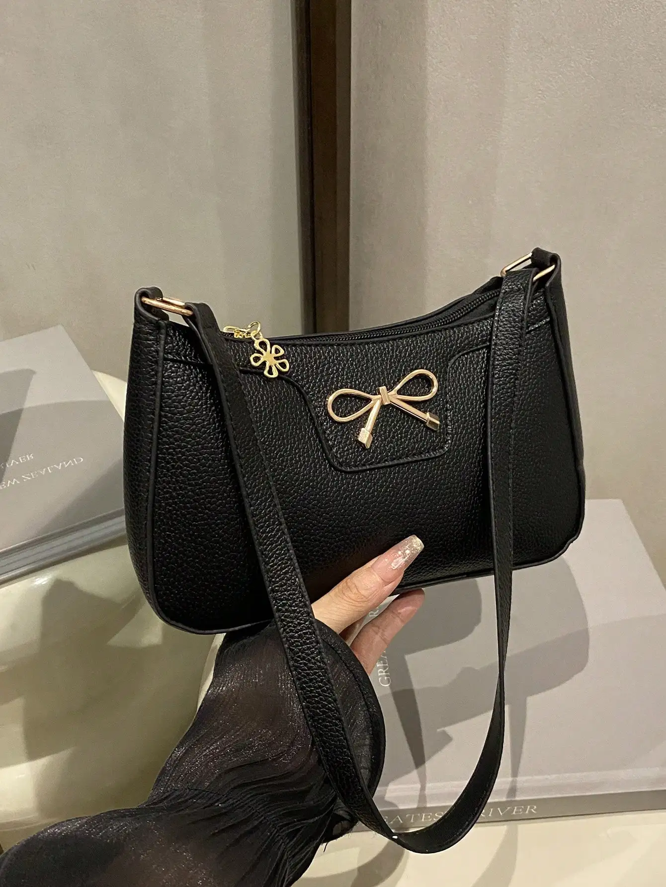 1pc Elegant Women's Crescent Shoulder Bag - Casual Chic Faux Leather Underarm Bag, Polyester Lining, Solid Color Zipper Handbag, Suitable For Various Occasions, Dating, Travel, Gift For Girlfriend, Valentine's Day Gift, Expression Of Love
1pc Elegant Women's Crescent Shoulder Bag - Casual Chic Faux Leather Underarm Bag, Polyester Lining, Solid Color Zipper Handbag, Suitable For Various Occasions, Dating, Travel, Gift For Girlfriend, Valentine's Day Gift, Expression Of Love