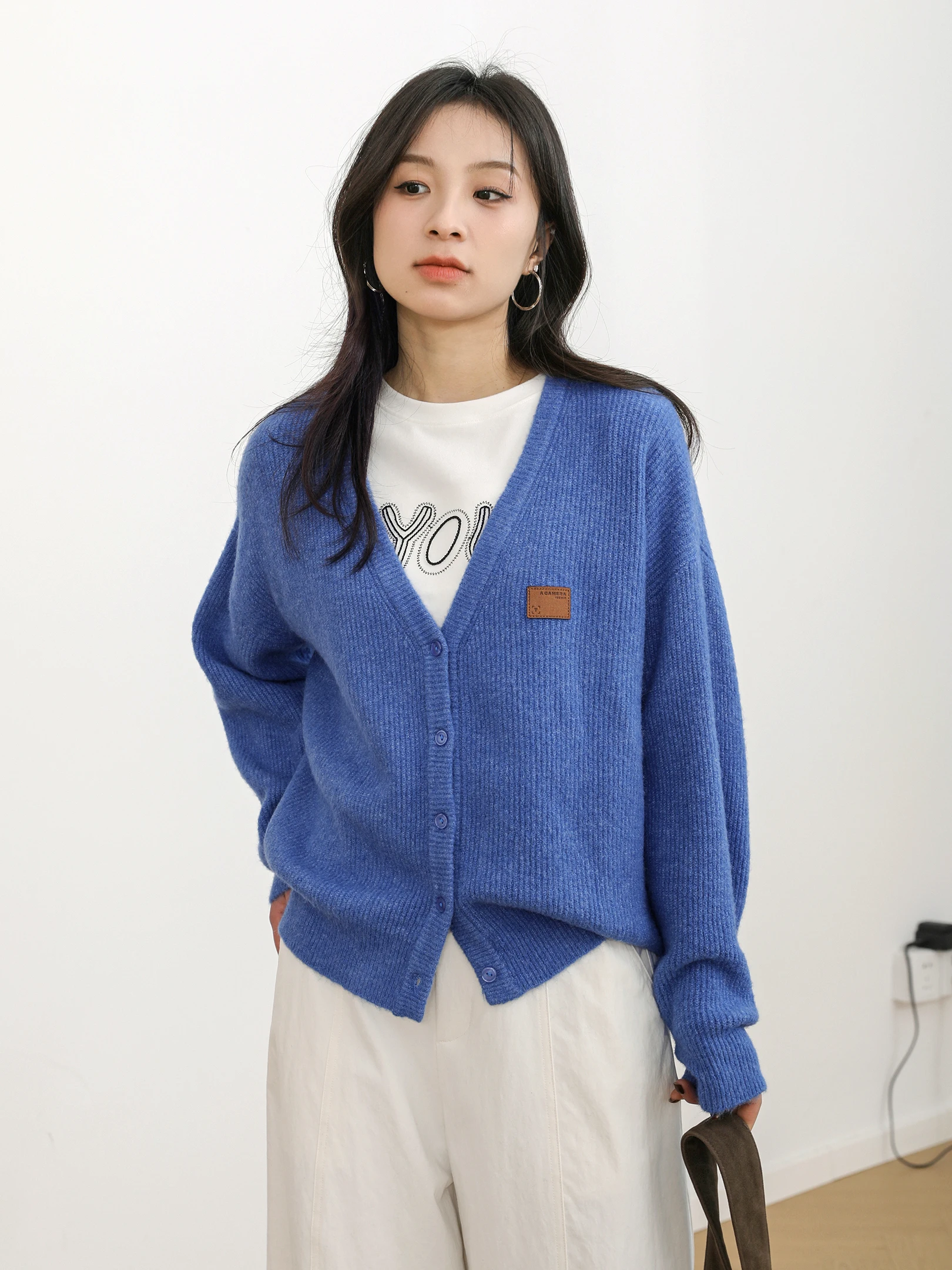 Мягкий уютный вязаный свитер-кардиган из шерсти с длинными рукавами, V-образным вырезом, стандартной длины, на одной пуговице, в повседневном стиле, новинка весенней коллекции.
Мягкий уютный вязаный свитер-кардиган из шерсти с длинными рукавами, V-образным вырезом, стандартной длины, на одной пуговице, в повседневном стиле, новинка весенней коллекции.