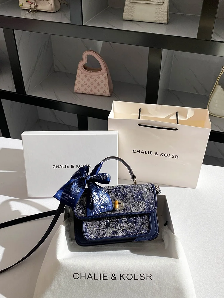 Сумочка Ele с вышивкой в стиле ретро, китайская женская пригородная маленькая квадратная сумка CIEKOLSR Briti Sle на одно плечо
Сумочка Ele с вышивкой в стиле ретро, китайская женская пригородная маленькая квадратная сумка CIEKOLSR Briti Sle на одно плечо