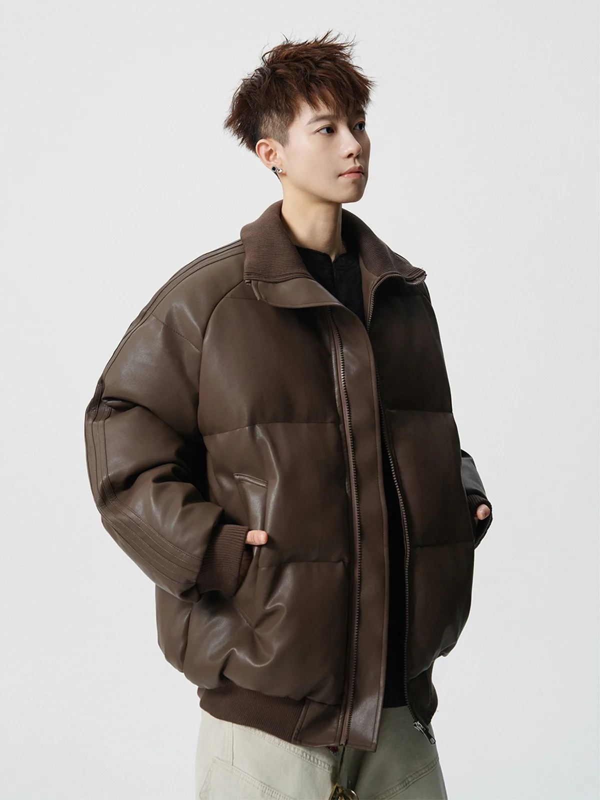 Мужское зимнее хлопковое пальто из искусственной кожи в американском стиле ретро, кофейное хлопковое пальто с воротником-стойкой, модное высококачественное F...
Мужское зимнее хлопковое пальто из искусственной кожи в американском стиле ретро, кофейное хлопковое пальто с воротником-стойкой, модное высококачественное F...