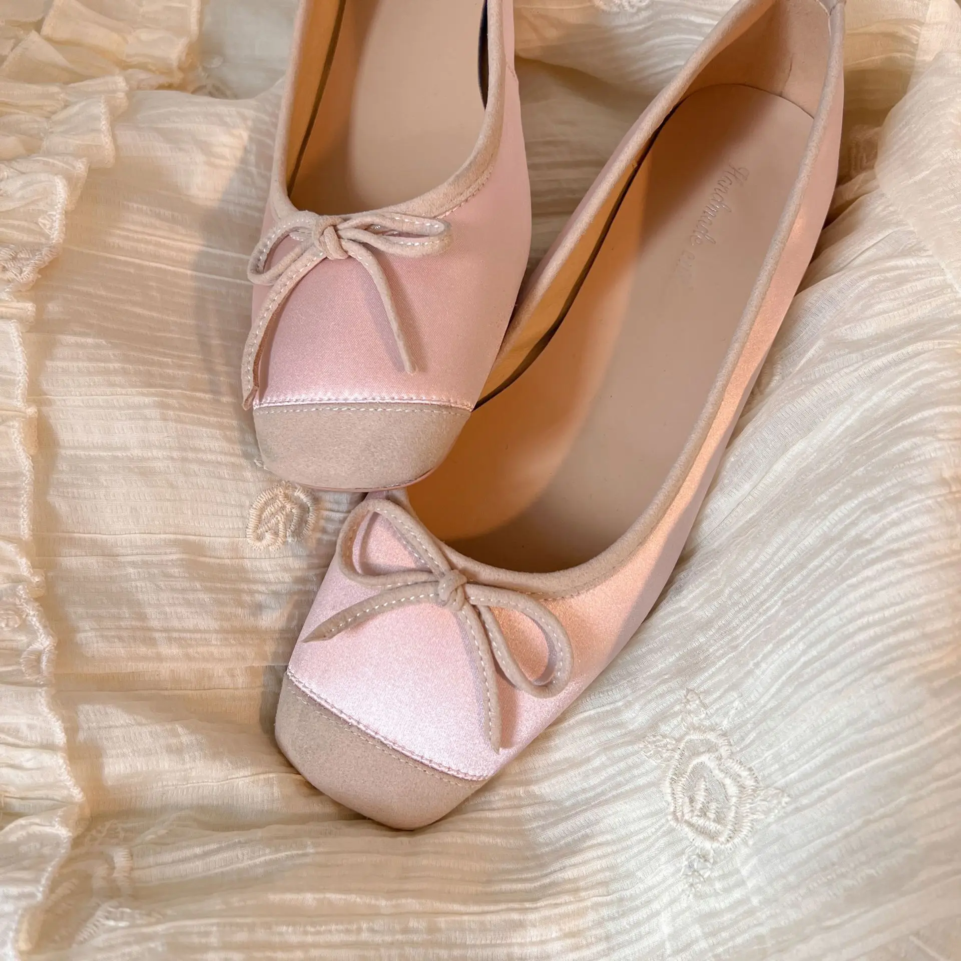 Arden Furtado 2025 Spring Pink silk Mary Jane shoes Square toe bowknot pull-on Middle heel Pumps large size Single shoe
Arden Furtado 2025 Spring Pink silk Mary Jane shoes Square toe bowknot pull-on Middle heel Pumps large size Single shoe
