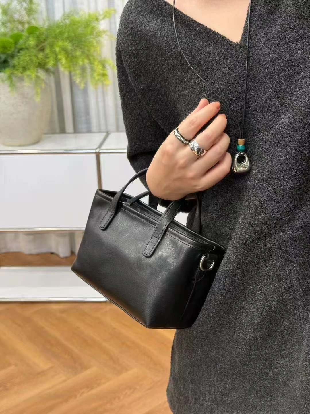Elegant Fashionable Top Layer Tanned Cowhide Handbag Small Square Bag Lightweight Crossbody Bag for Women Spring 2026
Elegant Fashionable Top Layer Tanned Cowhide Handbag Small Square Bag Lightweight Crossbody Bag for Women Spring 2026