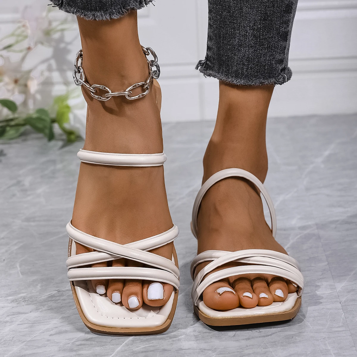 2025 Summer Woman Popular Design Square Heel Shoes Trend Casual Slippers Non-slip Outdoor Sandals Unique Fashion Women Slippers
2025 Summer Woman Popular Design Square Heel Shoes Trend Casual Slippers Non-slip Outdoor Sandals Unique Fashion Women Slippers