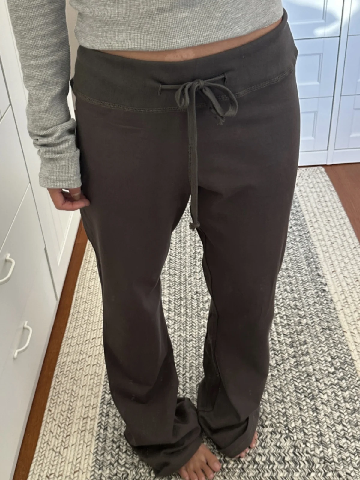 Ультракомфортные женские повседневные брюки с высокой талией и прямым кроем, на шнурке, однотонные, осенне-зимняя новинка
Ультракомфортные женские повседневные брюки с высокой талией и прямым кроем, на шнурке, однотонные, осенне-зимняя новинка