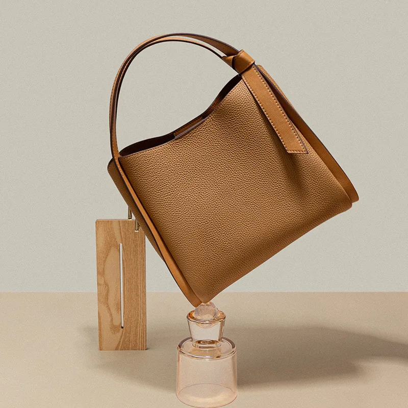 2024 New Women's Genuine Leather Handheld Tote Large Capacity Simple Head Layer Crossbody Small Square Bag Bags Top-handle Bags
2024 New Women's Genuine Leather Handheld Tote Large Capacity Simple Head Layer Crossbody Small Square Bag Bags Top-handle Bags
