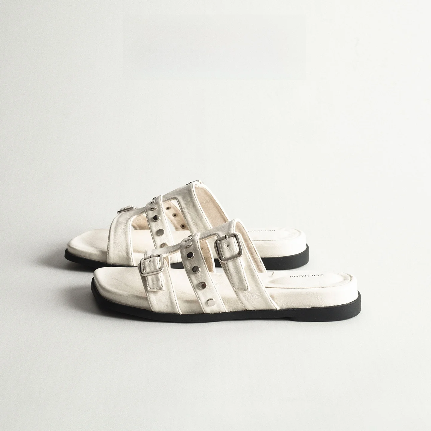 Leather Rivet Sandals Flat Bottom Casual Holiday Beachwear Fashionable Summer Open-Toe Thong Slippers Women's Flip Flops
Leather Rivet Sandals Flat Bottom Casual Holiday Beachwear Fashionable Summer Open-Toe Thong Slippers Women's Flip Flops