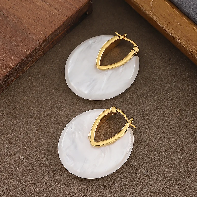 Fashionable and exquisite design, atmospheric resin earrings, simple, fresh and high-end holiday style earrings for women
Fashionable and exquisite design, atmospheric resin earrings, simple, fresh and high-end holiday style earrings for women
