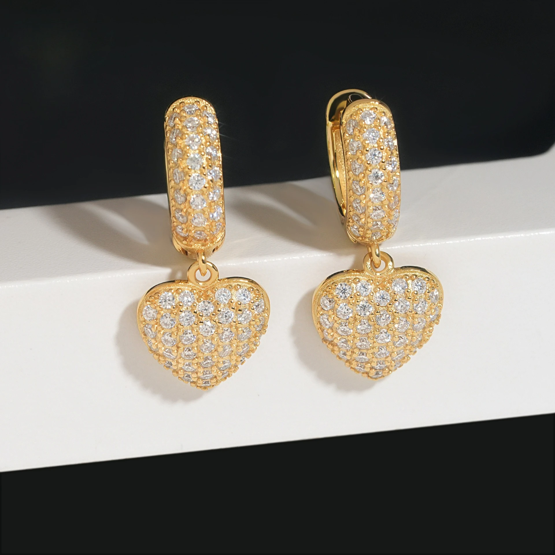 Серьги в стиле хип-хоп из серебра VVS с муассанитом в форме сердца S925, серьги унисекс для мужчин и женщин, роскошные ювелирные изделия в подарок
Серьги в стиле хип-хоп из серебра VVS с муассанитом в форме сердца S925, серьги унисекс для мужчин и женщин, роскошные ювелирные изделия в подарок