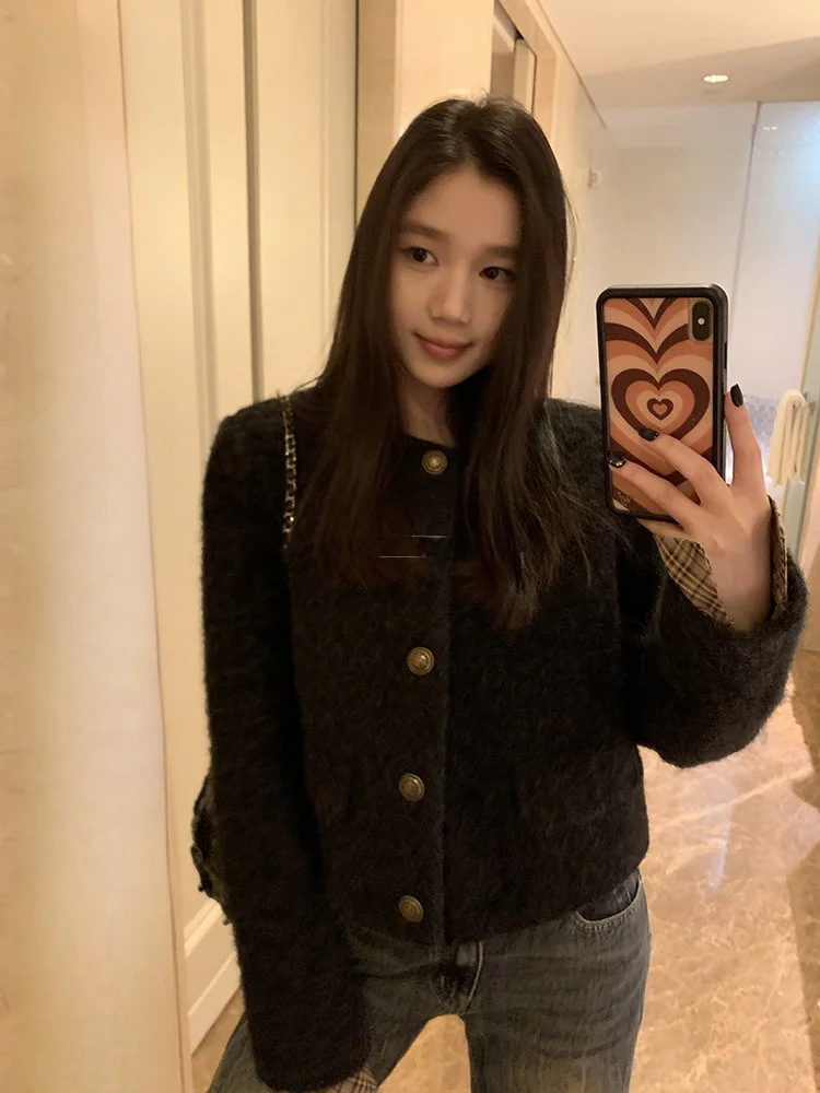 YOKLASS Черный короткий кардиган-жакет для женщин, осенне-зимняя повседневная стеганая верхняя одежда высокого качества, модная, с круглым вырезом, на пуговицах
YOKLASS Черный короткий кардиган-жакет для женщин, осенне-зимняя повседневная стеганая верхняя одежда высокого качества, модная, с круглым вырезом, на пуговицах