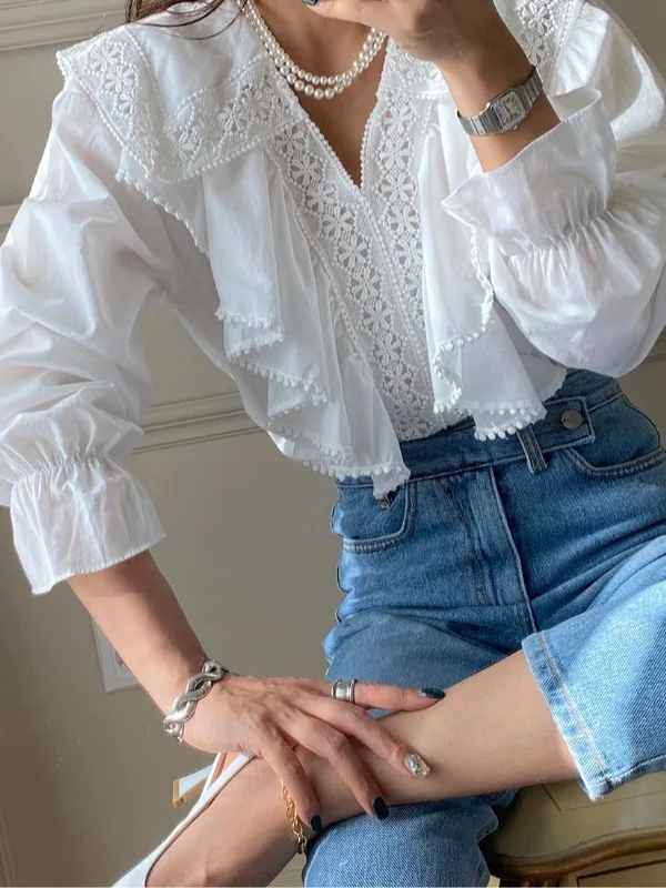 Chic Lace Trimmed Bell Sleeve Shirt Stand Collar Sweet Versatile Wooden Button Detail Women's Premium Fashion Spring Autumn
Chic Lace Trimmed Bell Sleeve Shirt Stand Collar Sweet Versatile Wooden Button Detail Women's Premium Fashion Spring Autumn